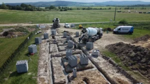 Betonáž základových pasů domu Za lány s výhledem na krajinu Brd.
