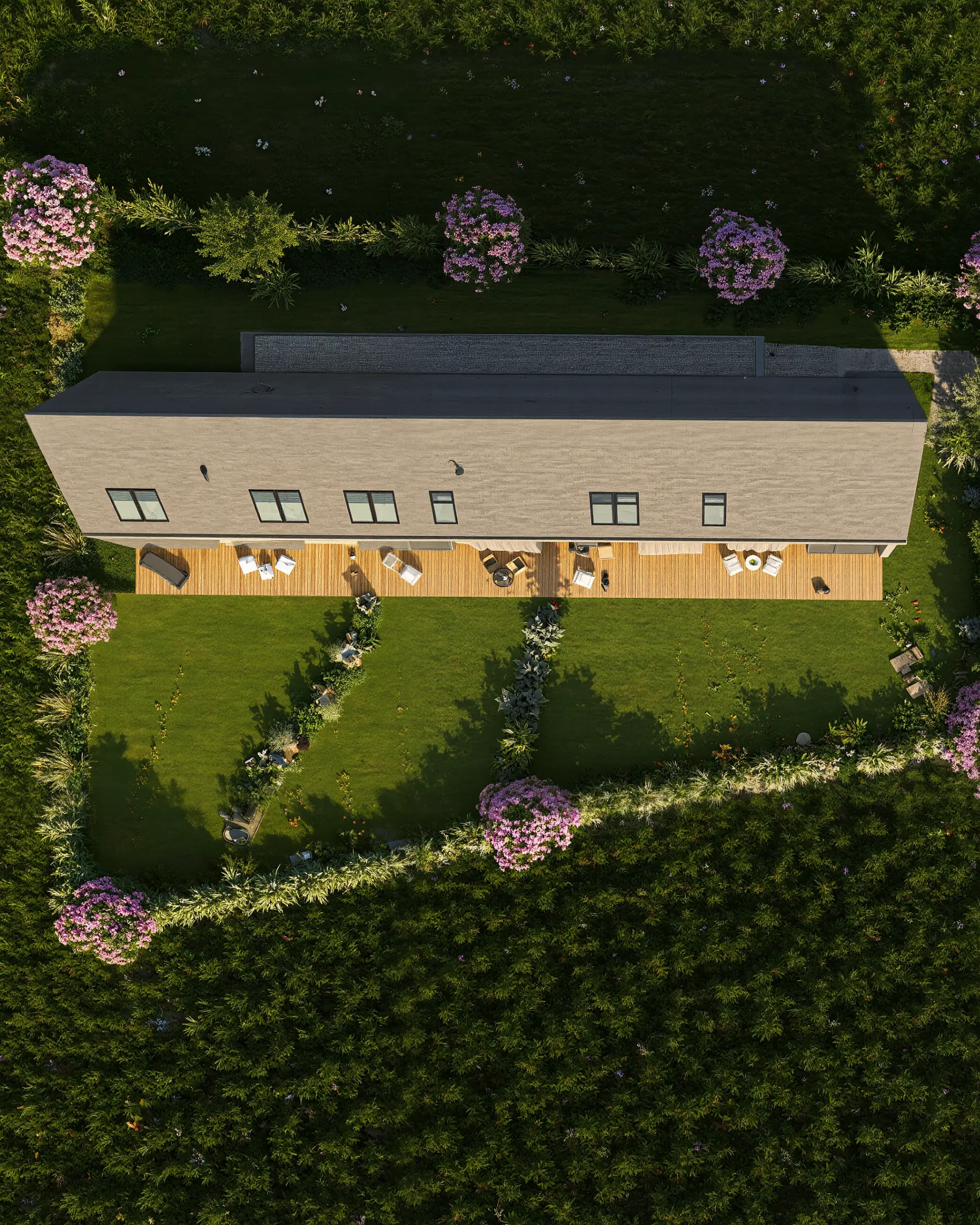 Letecký pohled na projekt Za lány se třemi byty, soukromými zahradami a terasami.