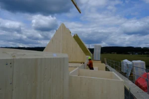 Výstavba nosné dřevěné konstrukce domu Za lány z panelů NOVATOP.