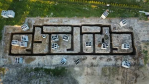 Letecký pohled na výkopy základových pasů a přípravu ztraceného bednění projektu Za lány.