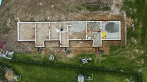 Letecký pohled na základové konstrukce a přípravu rozvodů projektu Za lány u Brd.